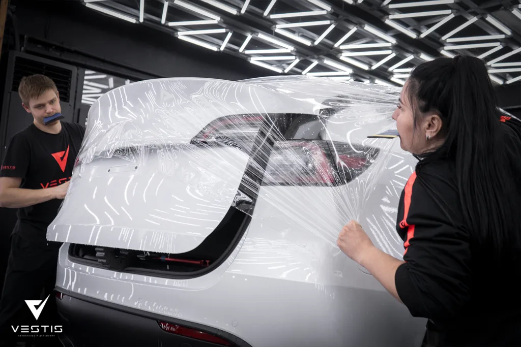 Оклейка антигравийной пленкой и шумоизоляция Tesla Model Y