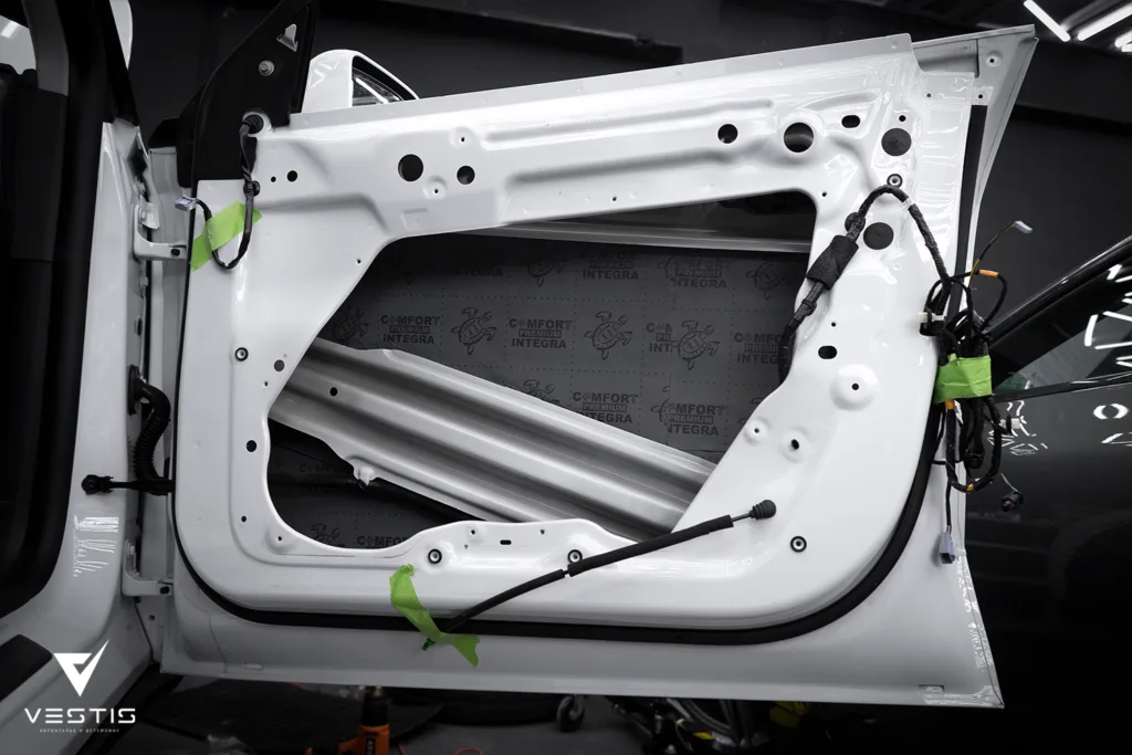 Оклейка антигравийной пленкой и шумоизоляция Tesla Model Y