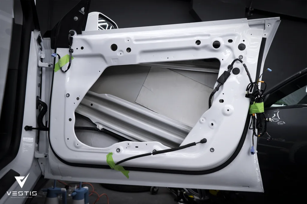 Оклейка антигравийной пленкой и шумоизоляция Tesla Model Y