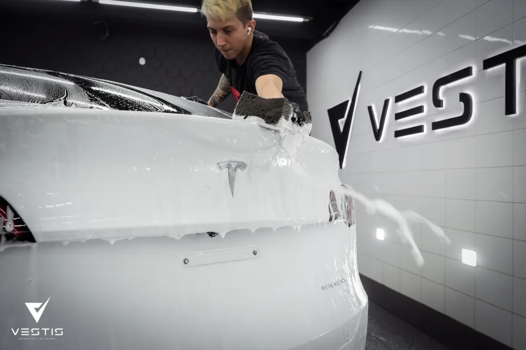 Оклейка антигравийной пленкой и шумоизоляция Tesla Model Y