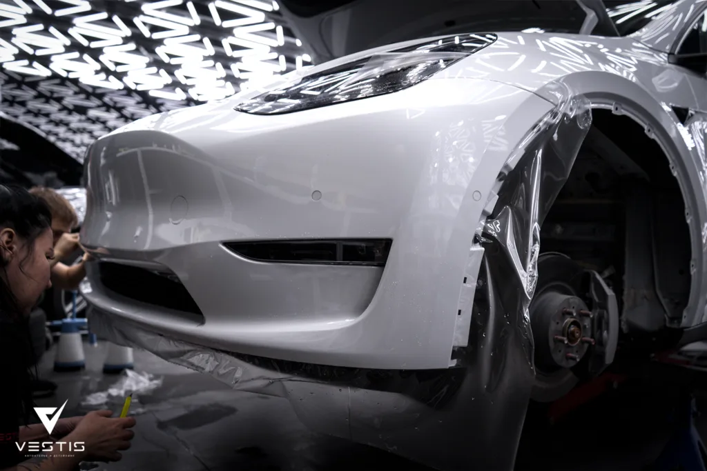 Оклейка антигравийной пленкой и шумоизоляция Tesla Model Y