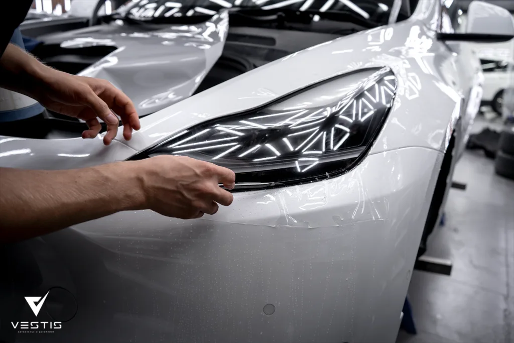 Оклейка антигравийной пленкой и шумоизоляция Tesla Model Y
