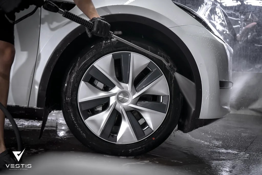 Оклейка антигравийной пленкой и шумоизоляция Tesla Model Y