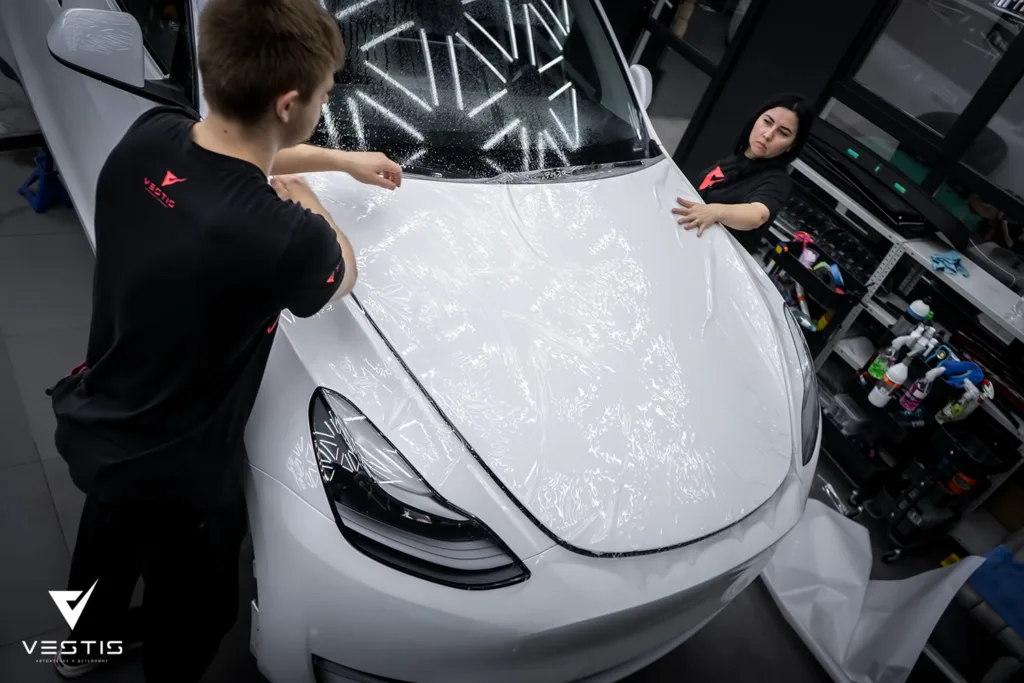 Оклейка антигравийной пленкой и шумоизоляция Tesla Model Y