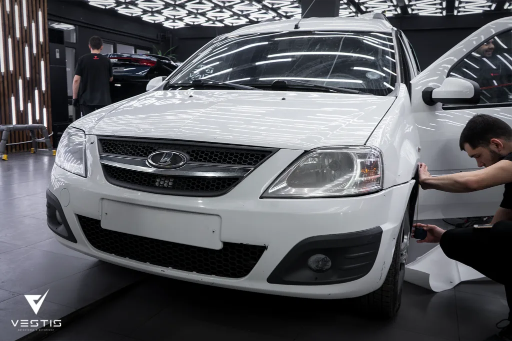 Брендирование виниловой пленкой Lada Largus