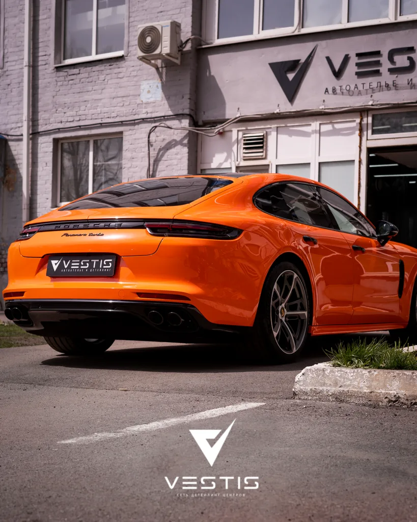 Оклейка в цветную антигравийную пленку Porsche Panamera