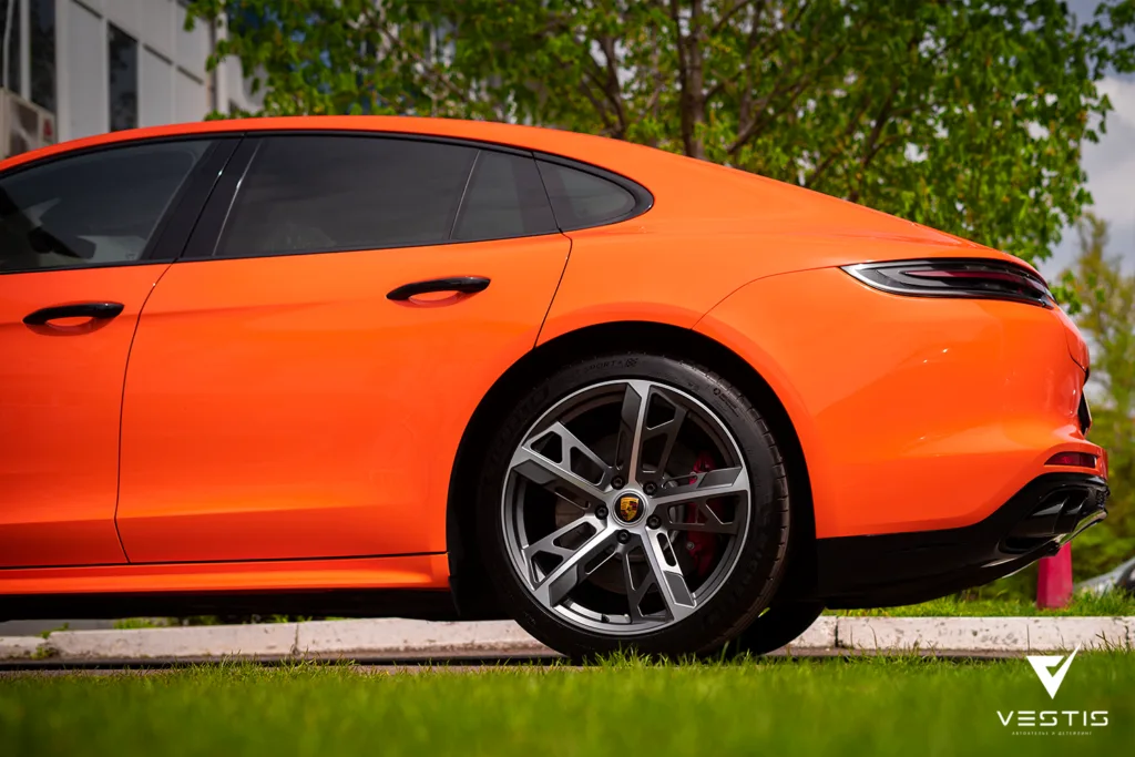 Оклейка в цветную антигравийную пленку Porsche Panamera