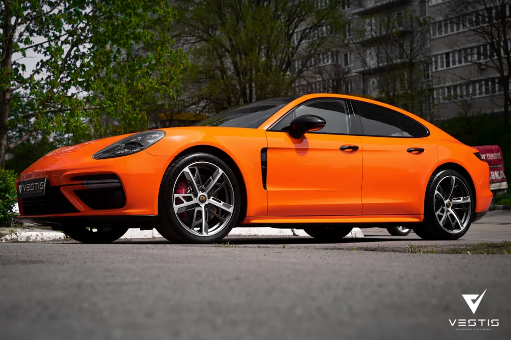 Оклейка в цветную антигравийную пленку Porsche Panamera
