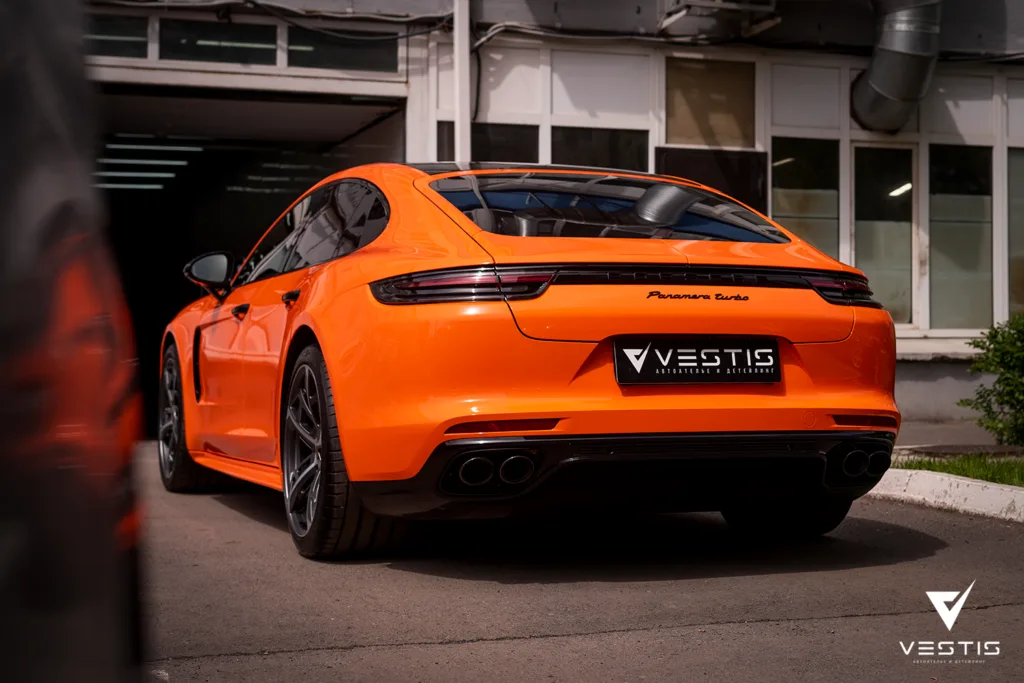 Оклейка в цветную антигравийную пленку Porsche Panamera