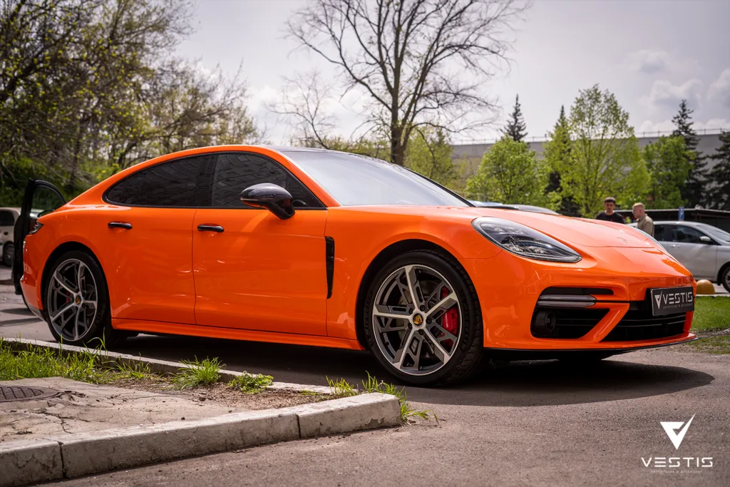 Оклейка в цветную антигравийную пленку Porsche Panamera