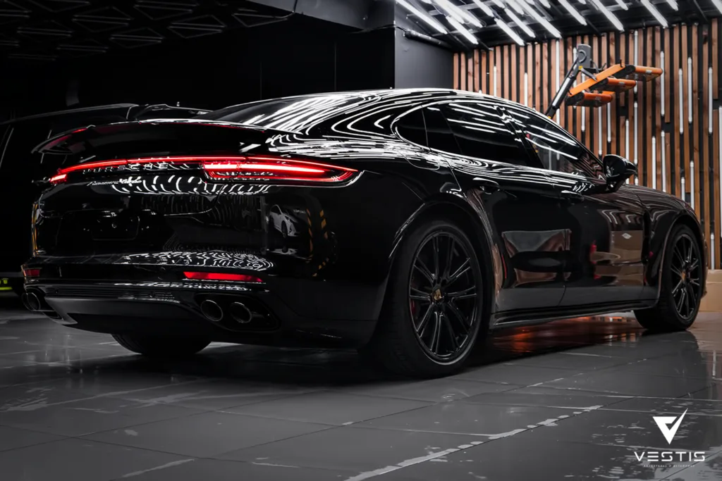 Оклейка в цветную антигравийную пленку Porsche Panamera