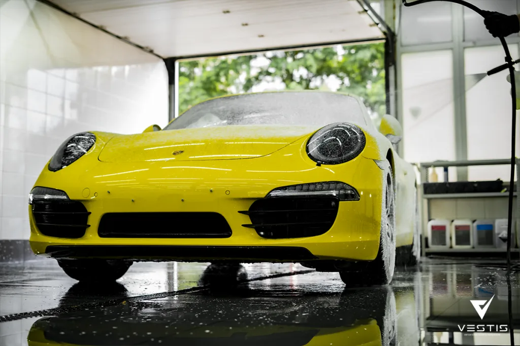 Полировка и нанесение керамики на кузо Porsche 911 Carrera