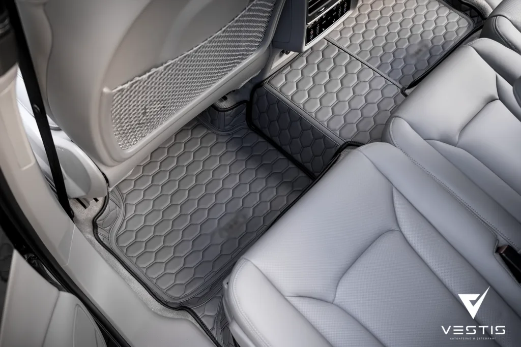 Комплект ковриков с максимальной защитой пола для Audi Q7 4 Комплект ковриков с максимальной защитой пола для Audi Q7