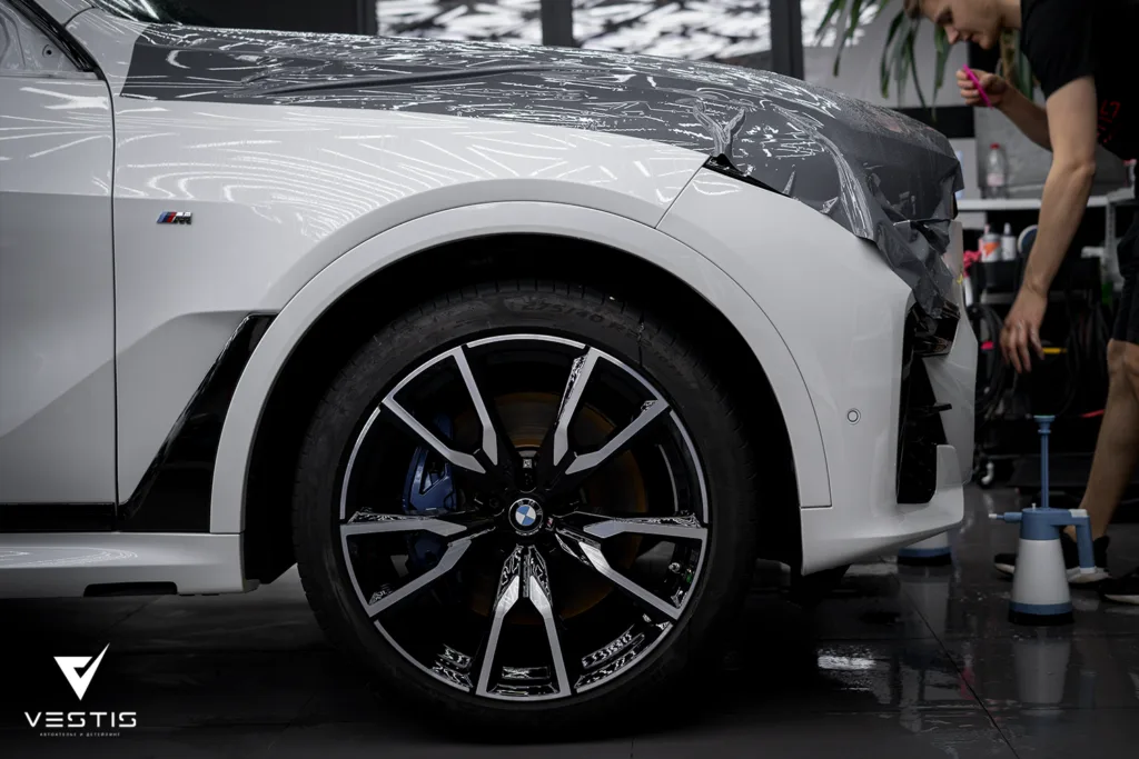 Цветная антигравийная пленка и ламинация карбоном BMW X7