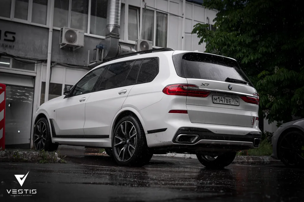 Цветная антигравийная пленка и ламинация карбоном BMW X7