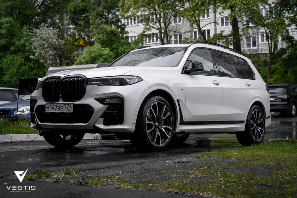 Цветная антигравийная пленка и ламинация карбоном BMW X7