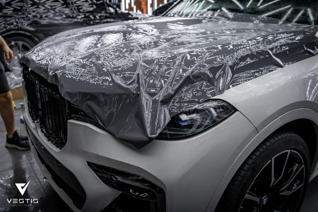 Цветная антигравийная пленка и ламинация карбоном BMW X7