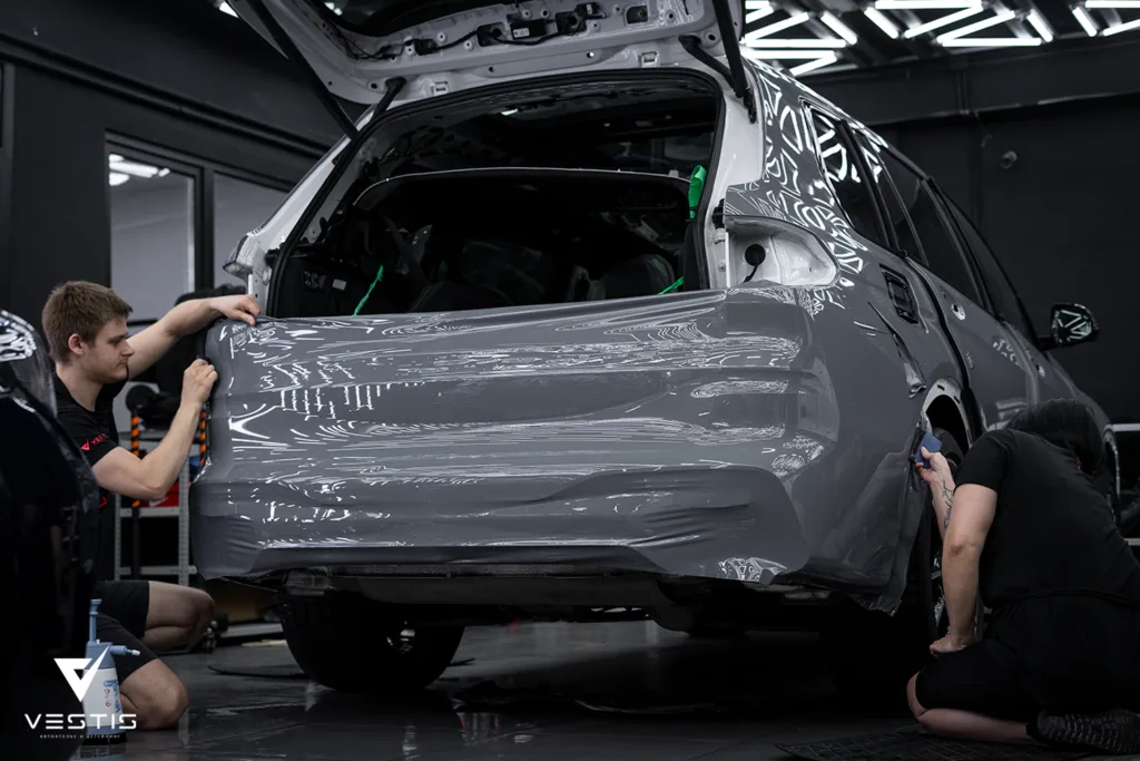 Цветная антигравийная пленка и ламинация карбоном BMW X7