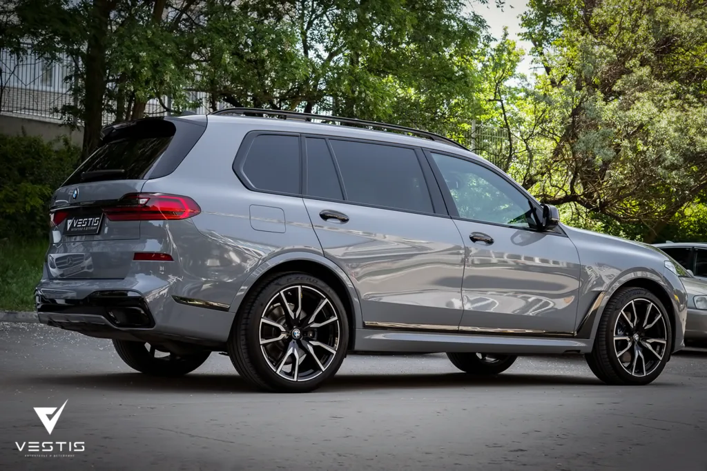 Цветная антигравийная пленка и ламинация карбоном BMW X7