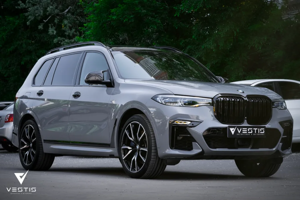 Цветная антигравийная пленка и ламинация карбоном BMW X7