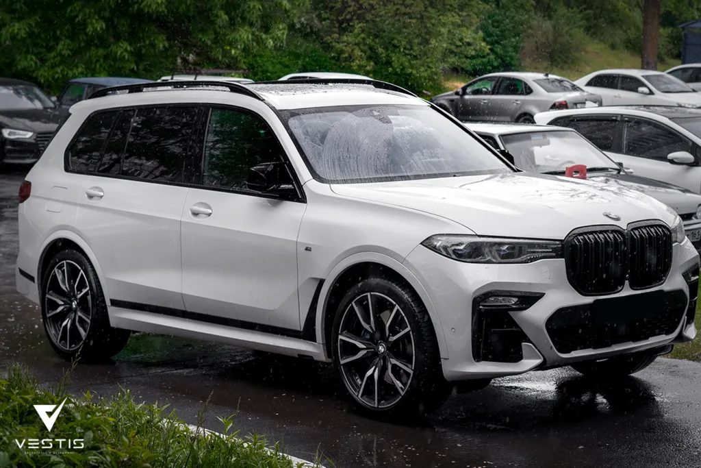 Цветная антигравийная пленка и ламинация карбоном BMW X7