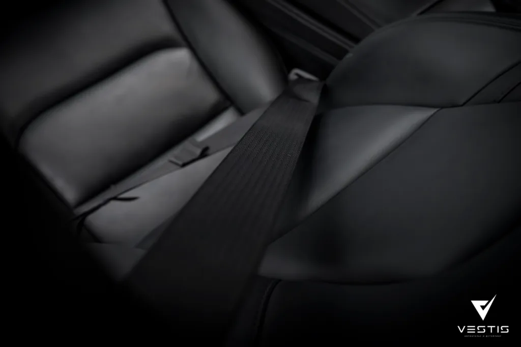 Замена лент ремней безопасности на цветные в Tesla Model 3