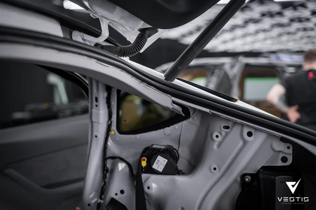 Перетяжка потолка, козырьков и стоек на Tesla Model Y 5 Перетяжка потолка, козырьков и стоек на Tesla Model Y