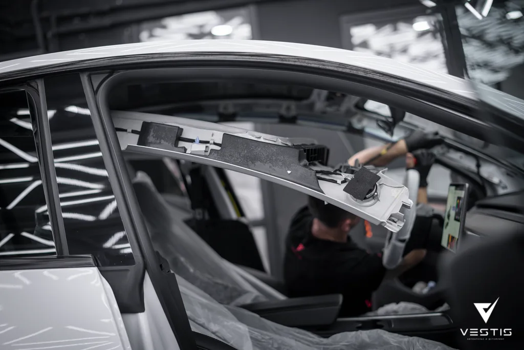 Перетяжка потолка, козырьков и стоек на Tesla Model Y 4 Перетяжка потолка, козырьков и стоек на Tesla Model Y