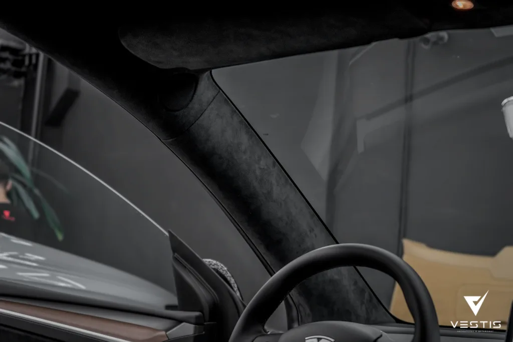 Перетяжка потолка, козырьков и стоек на Tesla Model Y 14 Перетяжка потолка, козырьков и стоек на Tesla Model Y