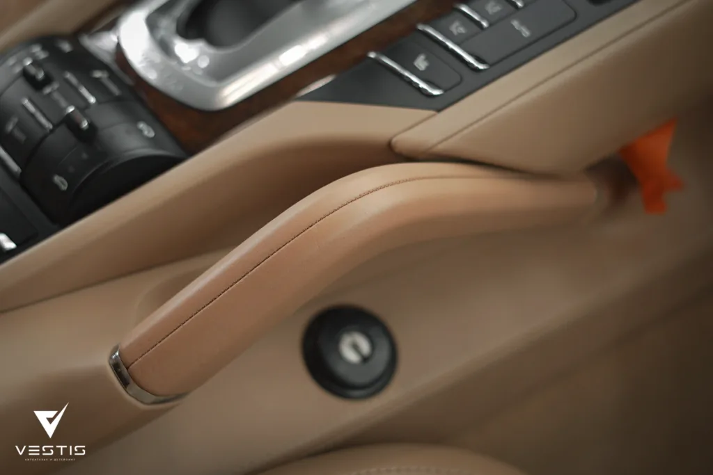 Реставрация кожаных элементов интерьера Porsche Cayenne 4 Porsche Cayenne Реставрация кожи1