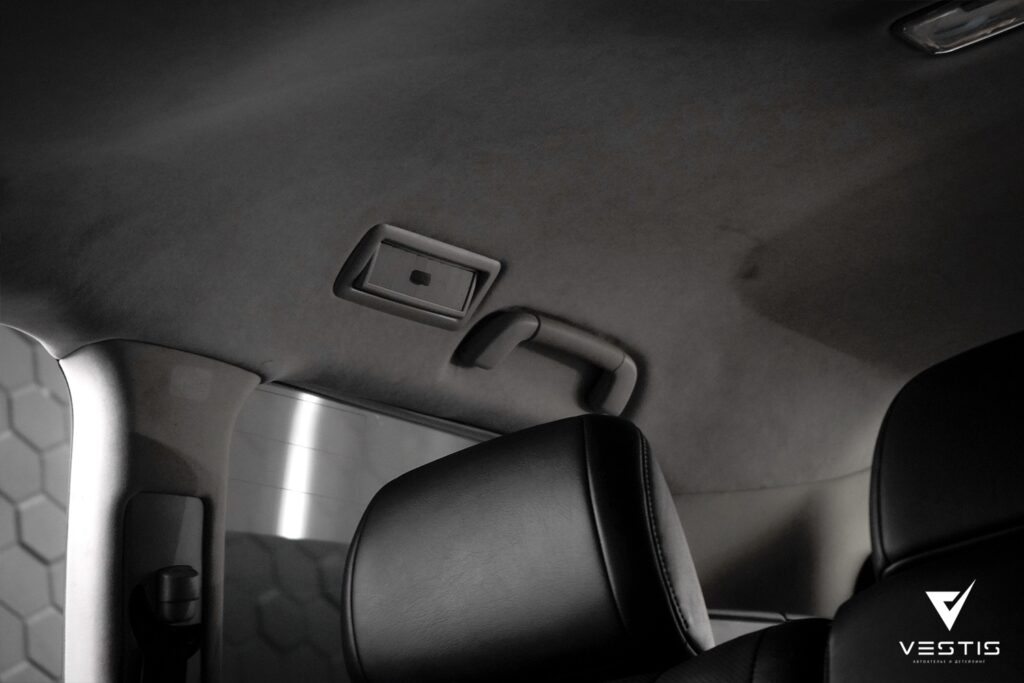 Lexus LX570 Перетяжка потолка и стоек в серую Алькантару11