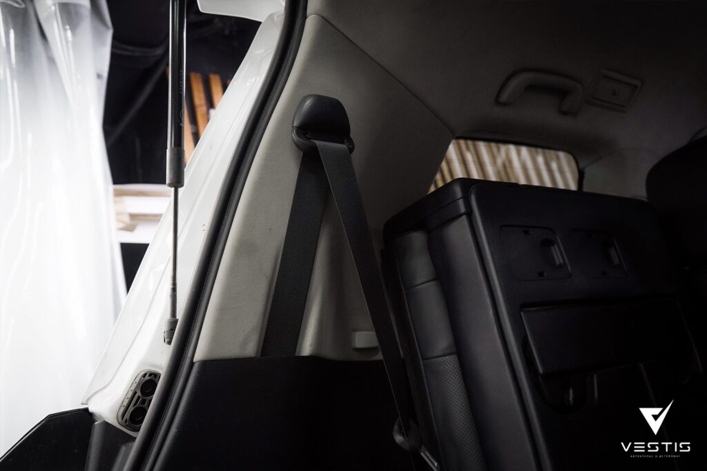 Lexus LX570 Перетяжка потолка и стоек в серую Алькантару15