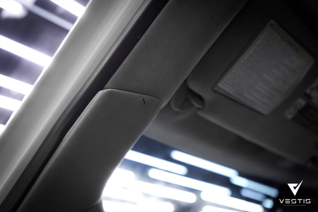 Lexus LX570 Перетяжка потолка и стоек в серую Алькантару17