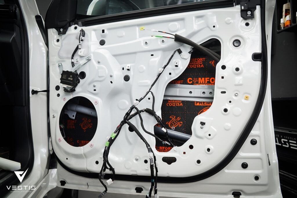 Защита антигравийной пленкой и шумоизоляция Toyota LC300 5 Toyota LC300 Шумоизоляция и пленка11 1