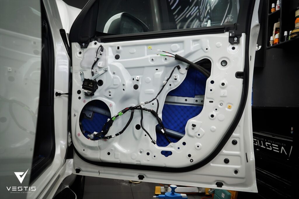 Защита антигравийной пленкой и шумоизоляция Toyota LC300 7 Toyota LC300 Шумоизоляция и пленка2 1