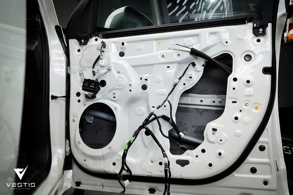 Защита антигравийной пленкой и шумоизоляция Toyota LC300 6 Toyota LC300 Шумоизоляция и пленка4 1