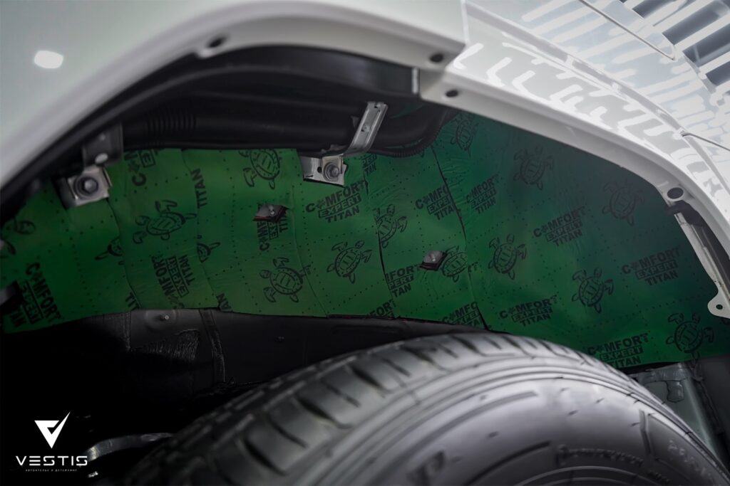 Защита антигравийной пленкой и шумоизоляция Toyota LC300 4 Toyota LC300 Шумоизоляция и пленка5 1