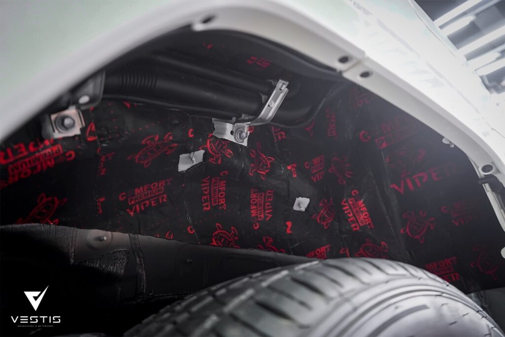 Защита антигравийной пленкой и шумоизоляция Toyota LC300 3 Toyota LC300 Шумоизоляция и пленка6 1
