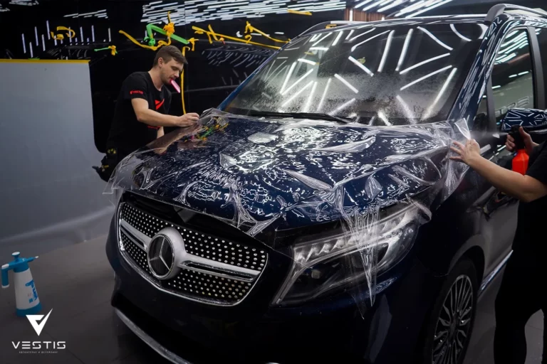 Покрытие защитной плёнкой перед перетяжкой салона Mercedes