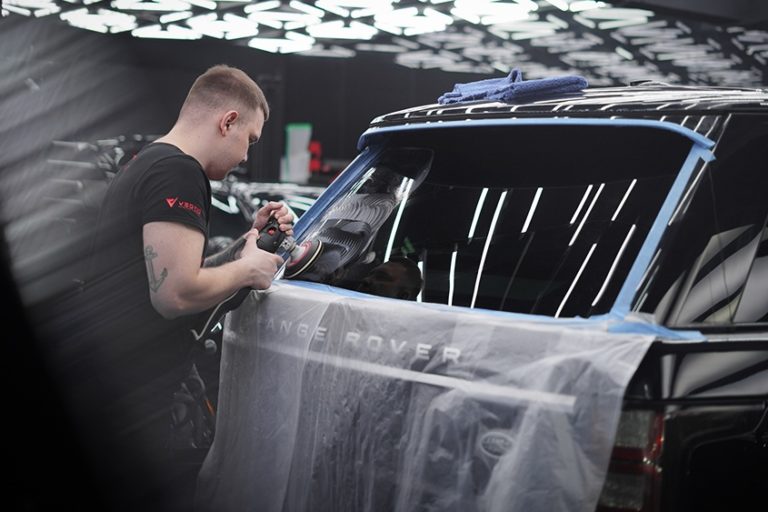 Процесс полировки заднего стекла на Land Rover Range Rover