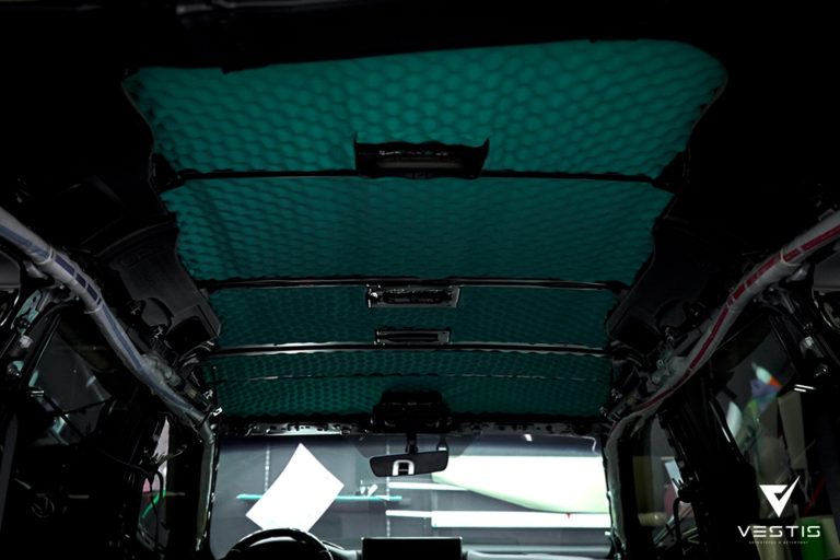 Финальное состояние потолка Lexus LX450 после комплексной шумоизоляции