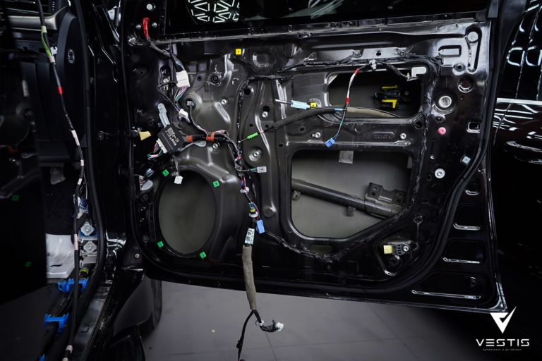 Исходное состояние двери Lexus LX450 перед шумоизоляцией