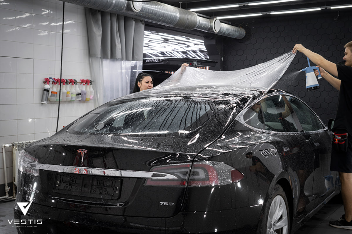 Защита кузова антигравийной пленкой на Tesla Model S
