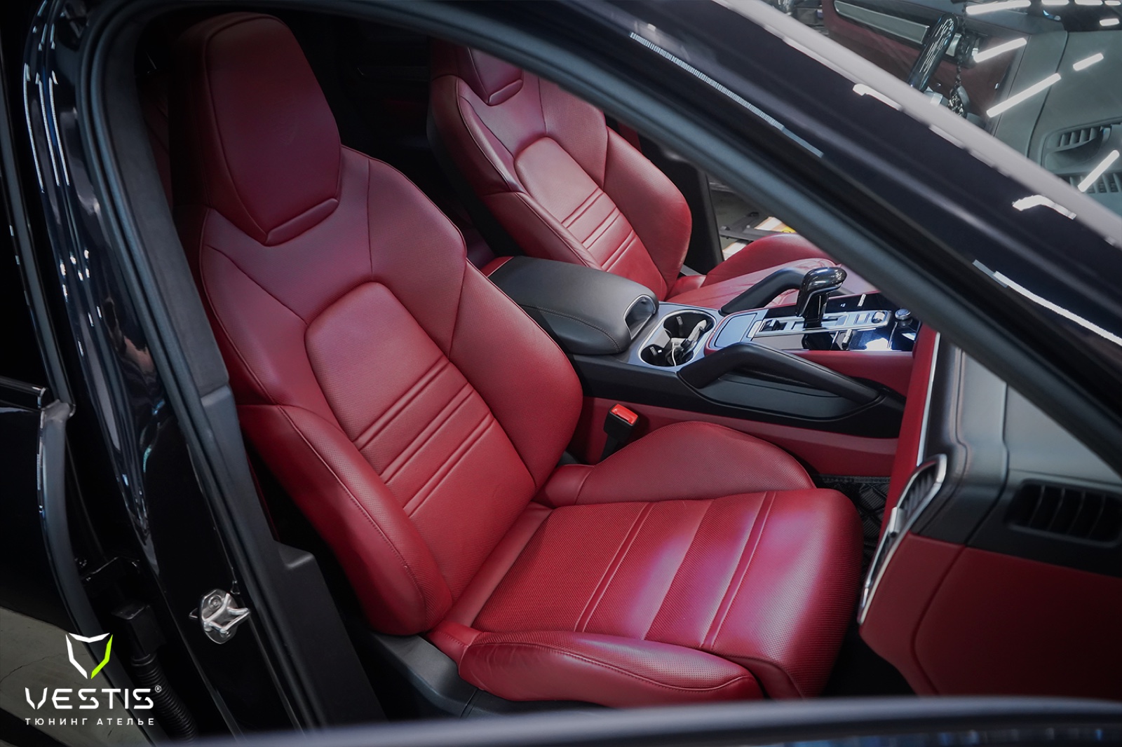 Красный кожаный салон Porsche Cayenne Coupe