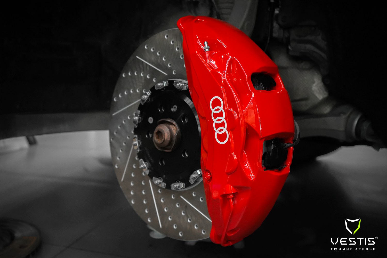 Передний красный тормозной суппорт Audi Q8 в сборе с составным тормозным диском
